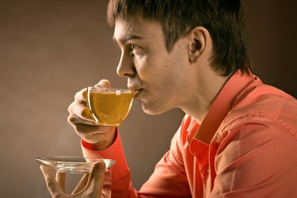un homme boit une tisane pour traiter la prostatite